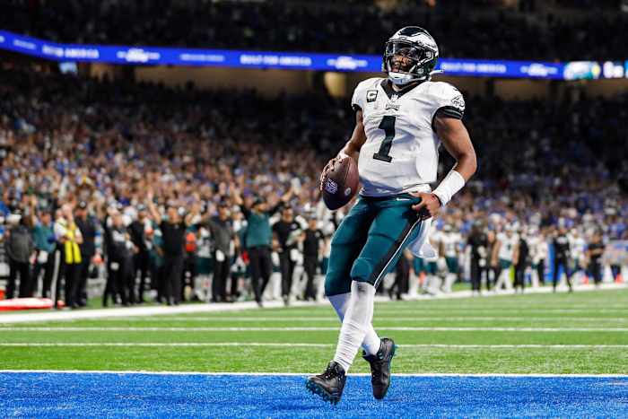 Jalen Huerts scores a TD in Detroit